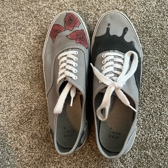 Fully customized low top sneakers - Picture 1 of 4